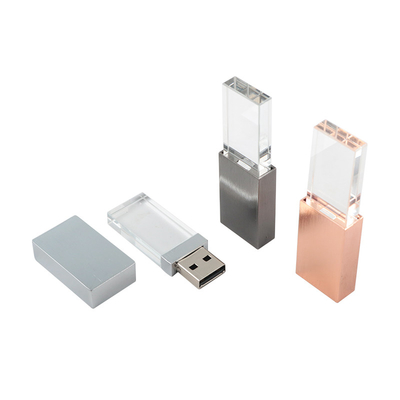 Kryształowy USB wewnątrz z światłem LED przy pracy