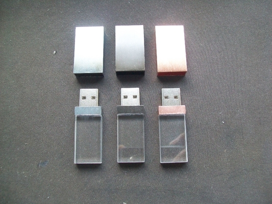 Kryształowy USB wewnątrz z światłem LED przy pracy