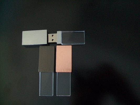 Kryształowy USB wewnątrz z światłem LED przy pracy