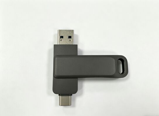 Kolor obudowy w kolorze czarnym pistoletowym z matowym złączem USB 3.0 i typem C pasującym do telefonu