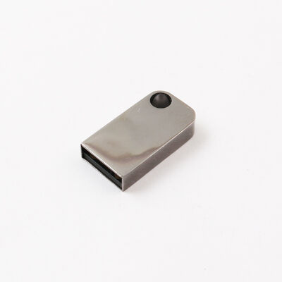 Mini pamięć USB z otworem, w którym można umieścić breloczek do kluczy Metalowa pamięć USB, w której można umieścić spersonalizowane logo laserowe