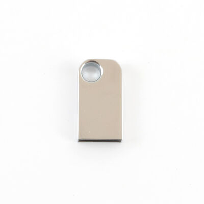 Mini pamięć USB z otworem, w którym można umieścić breloczek do kluczy Metalowa pamięć USB, w której można umieścić spersonalizowane logo laserowe