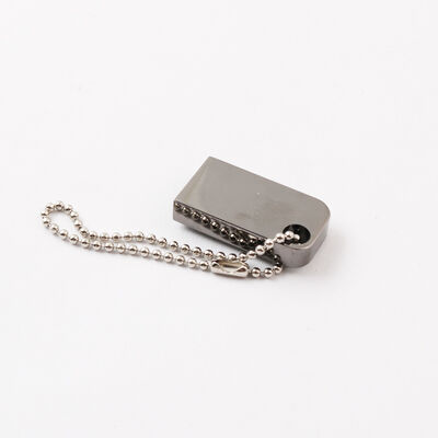 Mini pamięć USB z otworem, w którym można umieścić breloczek do kluczy Metalowa pamięć USB, w której można umieścić spersonalizowane logo laserowe
