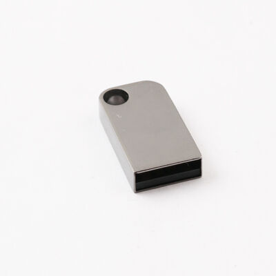 Mini pamięć USB z otworem, w którym można umieścić breloczek do kluczy Metalowa pamięć USB, w której można umieścić spersonalizowane logo laserowe