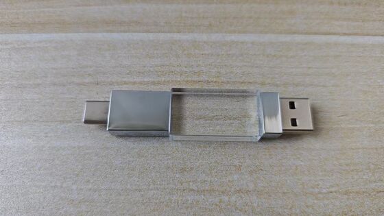 Crystal Usb 3.0 USB A z typem C Obydwa porty bardzo szybkie odczytywanie Crystal część może grawerować logo Metalowa część może logo laserowe wewnątrz mają dwa błyskowe chipy