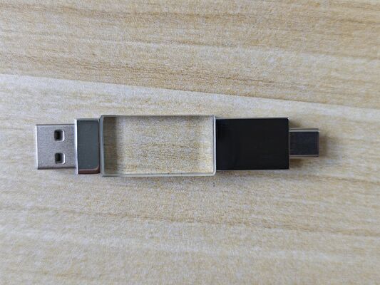 Crystal Usb 3.0 USB A z typem C Obydwa porty bardzo szybkie odczytywanie Crystal część może grawerować logo Metalowa część może logo laserowe wewnątrz mają dwa błyskowe chipy