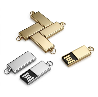 Srebrny Z błyszczącym metalowym dyskiem flash USB ze stopu cynku, zawierającym chipy flash HY, odpowiednie do szybkiego i bezpiecznego przesyłania danych