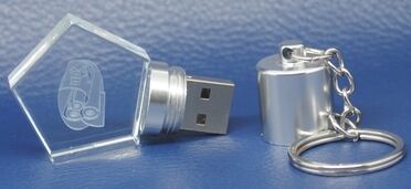 W kształcie butelki Kryształowa pamięć USB 3.0 Szybka prędkość transferu Trwała konstrukcja Kryształowa puszka z grawerowanym logo