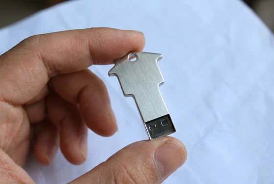 Srebrny Pendrive USB z metalowym łańcuszkiem na perły, kompaktowe urządzenie pamięci masowej. Temperatura pracy od -50 do +80 stopni Celsjusza. Idealny do biznesu.