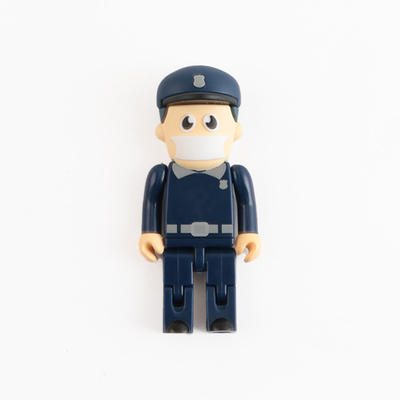 Ludzie kształtują szybką kartę pamięci USB z otwartą głowicą z PVC
