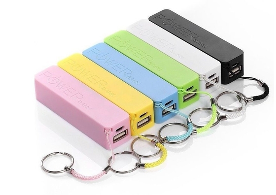 Prezent w stylu reklamowym Plastikowy bank mocy 2600 MAH 3000 MAH 18650 Pełna bateria