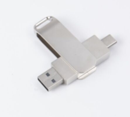 Srebrowy usb Matt 3.0 z typem C zarówno portem usb, jak i napędem flash telefonem i komputerem