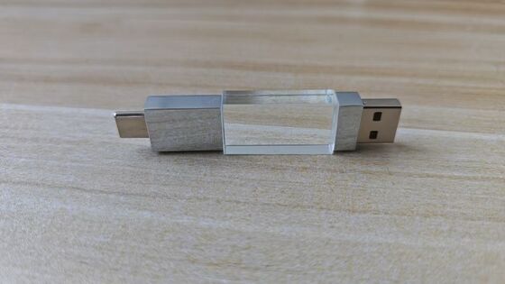 Crystal Usb 3.0 USB A z typem C Obydwa porty bardzo szybkie odczytywanie Crystal część może grawerować logo Metalowa część może logo laserowe wewnątrz mają dwa błyskowe chipy