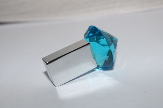 Diamentowy USB Flash Drive jest dobry dla damskiego prezentu z biżuterią USB Flash Drive może również laserowe logo na metalu dostosowane logo i pudełko