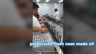 proces natryskiwania oleju na plastikową obudowę